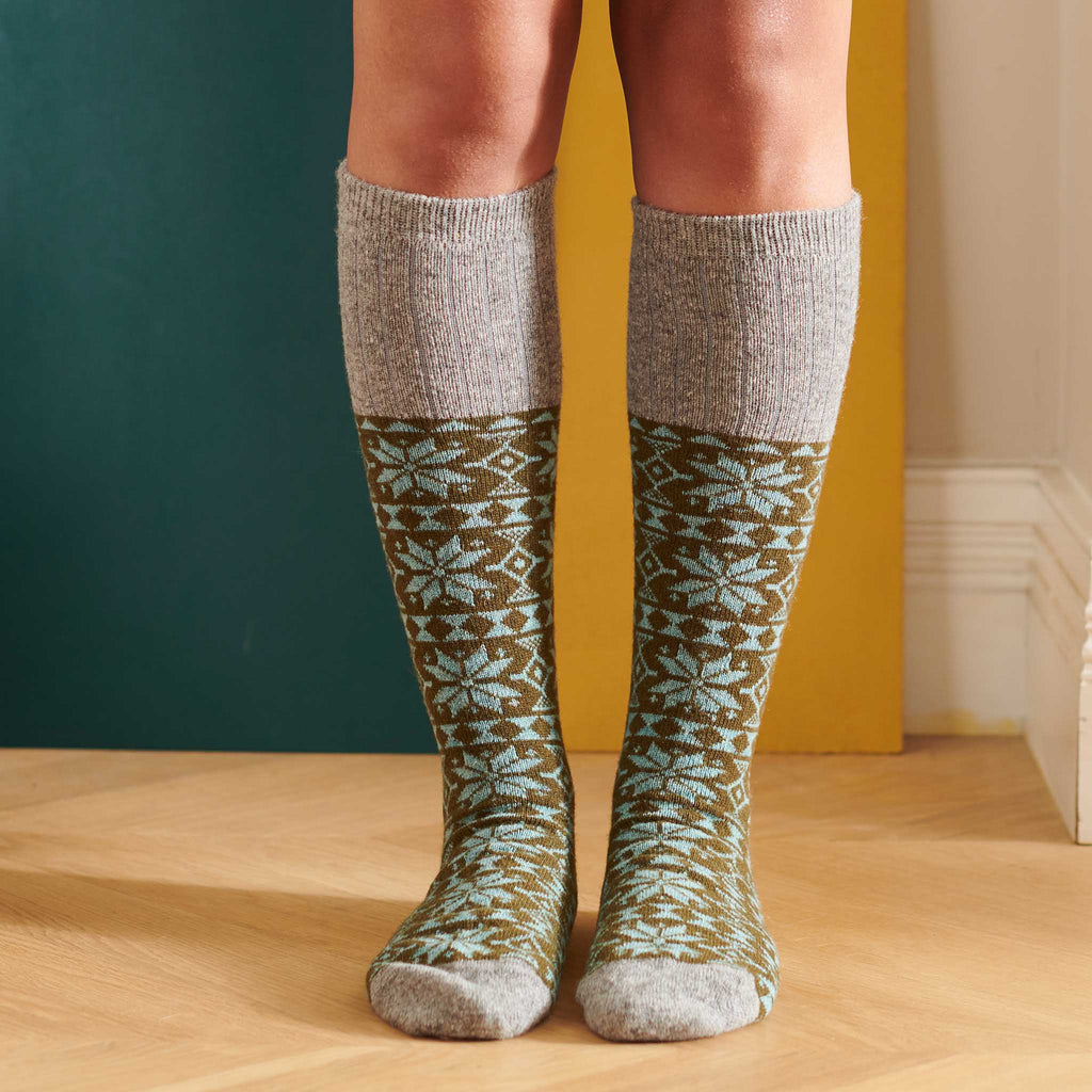 KNEE SOCKS - lambswool - women's - fair isle - green - CASE SIZE 3