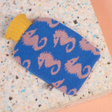 MINI HOTTIE COVER &amp; FLASCHE – Lammwolle – Seepferdchen – leuchtendes Blau